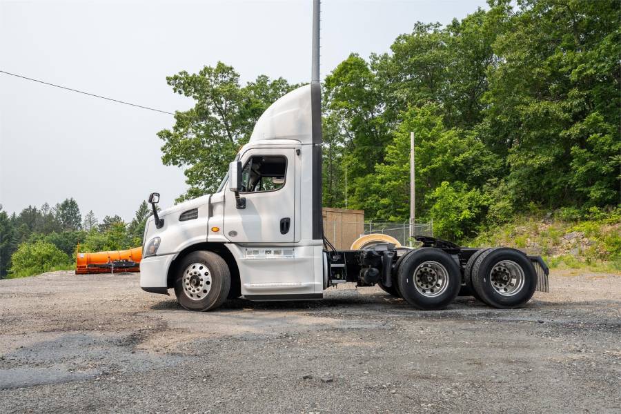 Freightliner Cascadia coolant leak